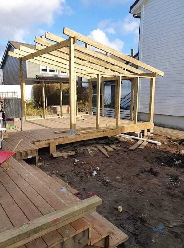 Havestue med sofa og udekøkken Havestue med sofa og udekøkken